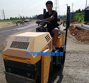 座駕振動(dòng)壓路機(jī)，路面壓實(shí)施工現(xiàn)場(chǎng)