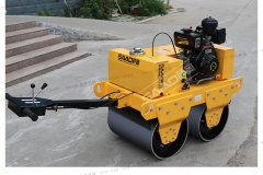 手扶式壓路機(jī)操作簡單靈敏，炎炎夏天不用怕